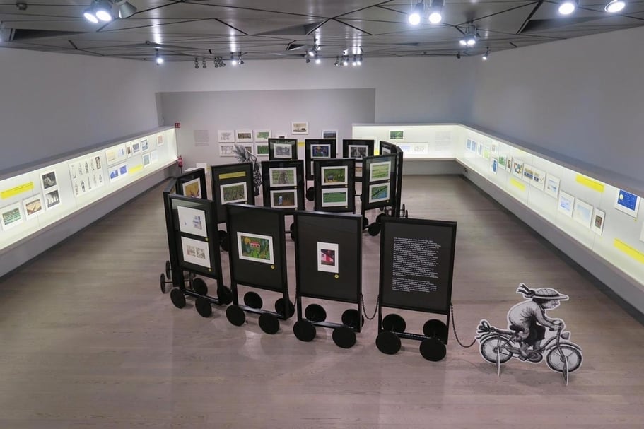 西班牙馬德里ABC美術館幾米個展「看不見的存在」展覽現場。（文化部提供）