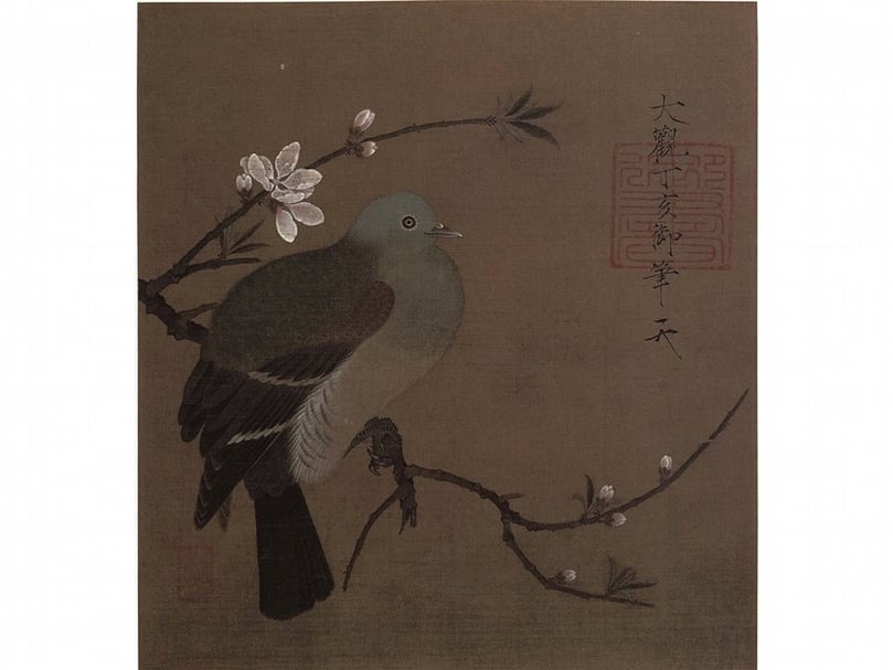 北宋大觀元年（1107）款宋徽宗《桃鳩圖》，28.6×26公分，絹本著色，國寶，東京個人藏。（翻攝自根津美術館《南宋繪畫——才情雅致の世界》，東京：根津美術館，2004）