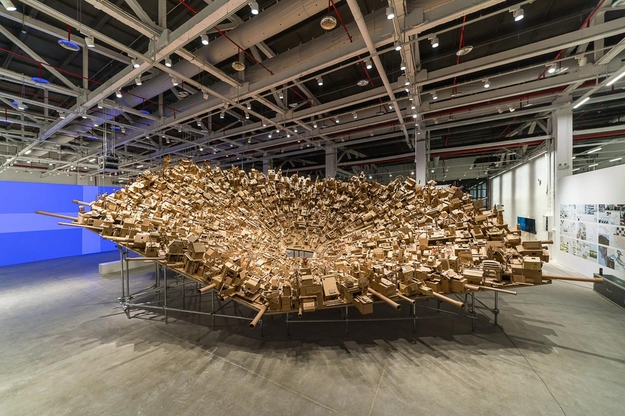 「全球都市 #1.5：延展智慧」展覽現場，阿爾弗雷德和伊莎貝爾．阿奎禮讚（Alfredo and Isabel Aquilizan）駐地創作《居所：他鄉計畫（這裡、那裡、別處）》（In-Habit Project Another Country(Here, There, Everywhere)）。（© Mao Jihong Arts Foundation）