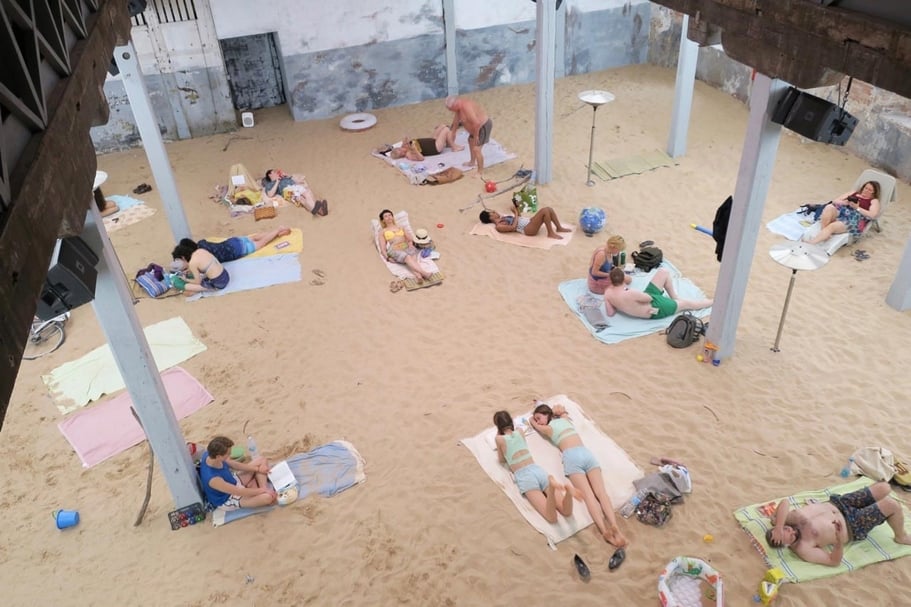 立陶宛國家館「太陽與海洋(碼頭)」(Sun & Sea (Marina))展演現場。(攝影/王萱)
