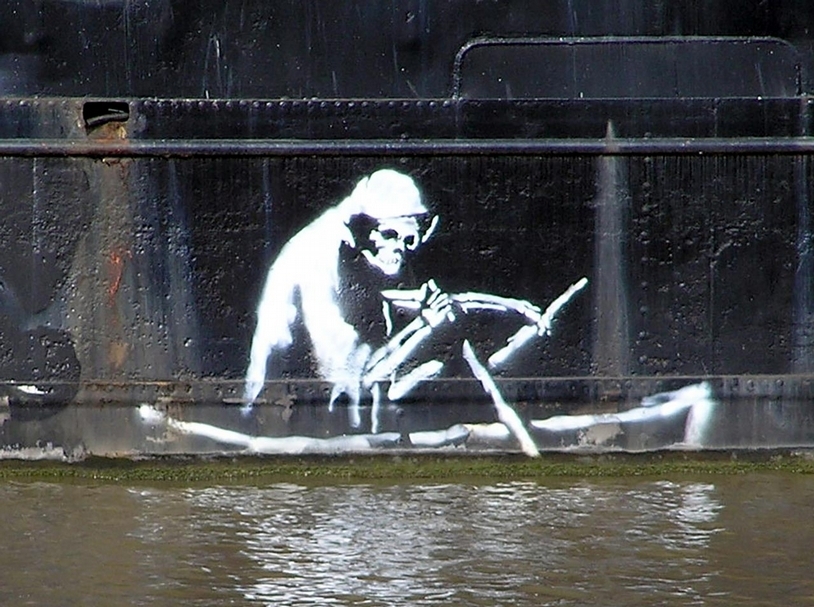 藝術家班克西（Banksy）的噴漆塗鴉。（Photo by Adrian Pingstone, Public Domain）