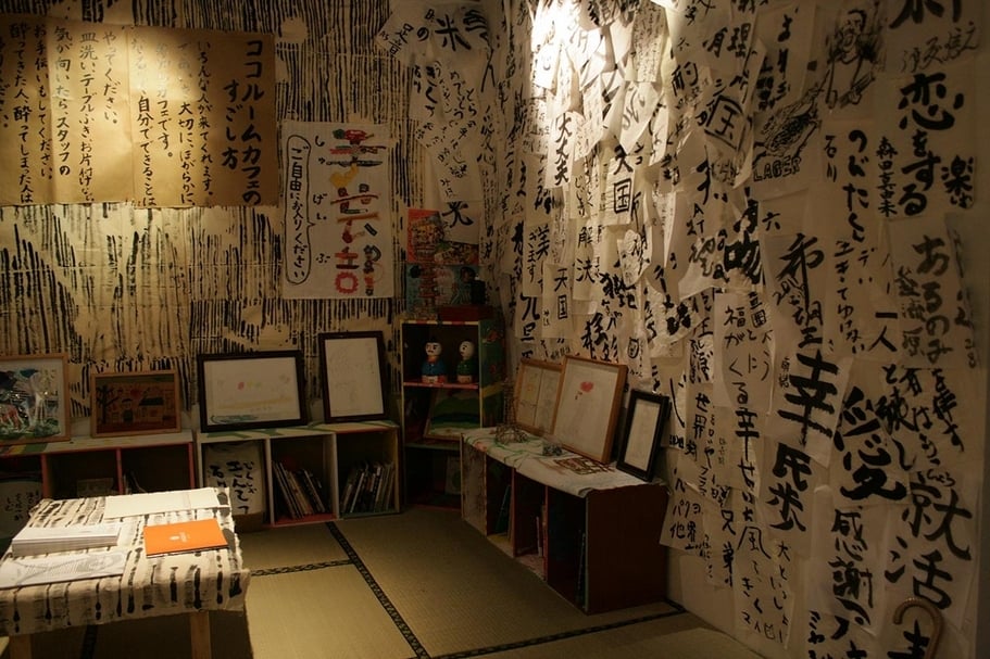 2012年「策展人培力＠鳳甲」，由柯念璞策劃的「逆棲——都市邊緣中的對話與重建：香港、大阪與台灣三地聯展」展覽現場。（鳳甲美術館提供）