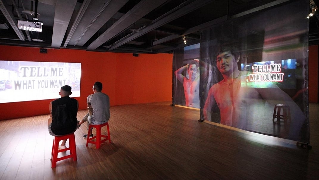 除了培力策展人，鳳甲美術館也朝向成為一個「培力平臺」為目標，邀請發展中的藝術家製作個展。圖為「TELL ME WHAT YOU WANT－余政達個展」（2017）展覽現場。（鳳甲美術館提供）