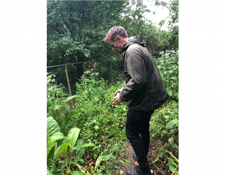 馬克．史邁思（Michael Smythe）和他經營的藥草園。（ 賴怡辰提供）
