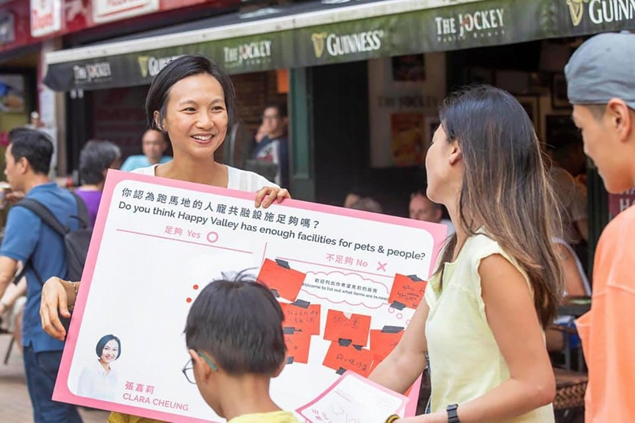 跑馬地選區候選人張嘉莉（Clara），也負責經營 C&G 藝術空間，在參選過程藉由街訪調查，進一步理解里民的想法。（取自張嘉莉 Clara Cheung Facebook）