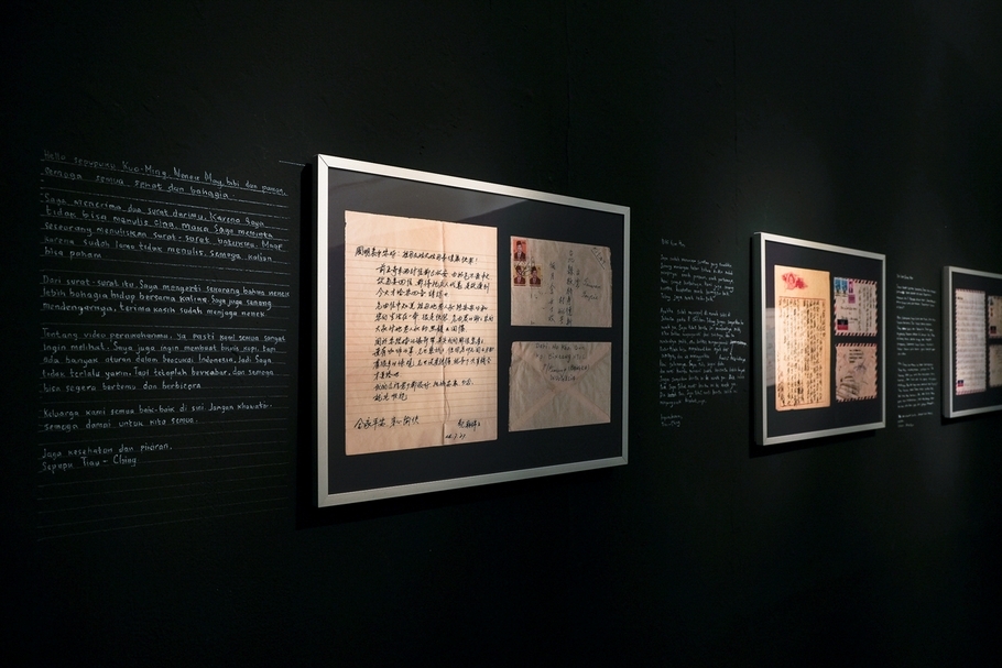 林羿綺作品《信使─返向漂流與南洋彼岸/ Nanyang Express》以及翻譯成印尼文的家書內容。(林羿綺提供)