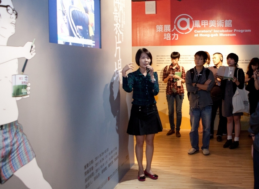 首屆策展人培力專案於鳳甲美術館舉辦,入選策展人陳怡君現場導覽。(鳳甲美術館提供)