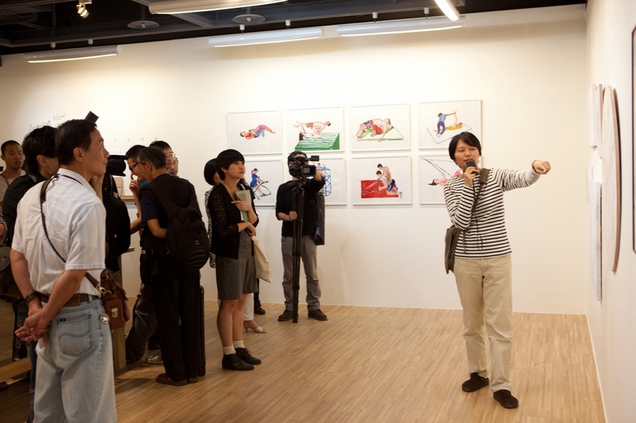 首屆策展人培力專案於鳳甲美術館舉辦,入選策展人蘇俞安於現場導覽。(鳳甲美術館提供)