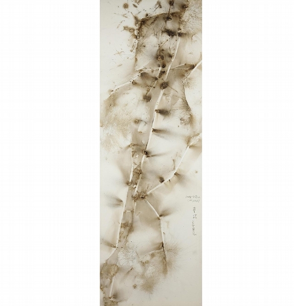 蔡國強《垂松》，火藥、紙、裝裱，於木製單屏屏風 ， 230 x 77.5 公分，2010年作，估價：HK0,000-1,200,000，澳洲慈善家吉恩&布萊恩．雪曼伉儷的私人收藏。（邦瀚斯提供）