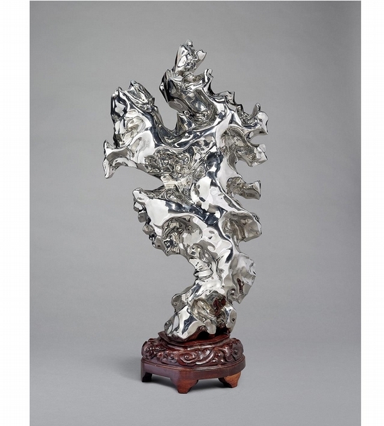 展望《太湖石》，不銹鋼柚木底座，版數：1/4，112 x 56 x 33 公分，，2005年作，估價：HK0,000-1,000,000。（邦瀚斯提供）
