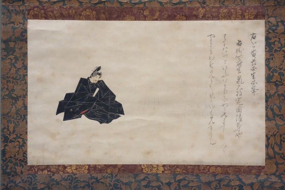 佐竹本《三十六歌仙繪卷》中的壬生忠岑像，20世紀初由西川荘三購得，今藏於東京國立博物館。不僅繪畫本身具可看度，更能欣賞不同藏家對裝裱的講究之美。（©維基百科，翻攝自印刷品）