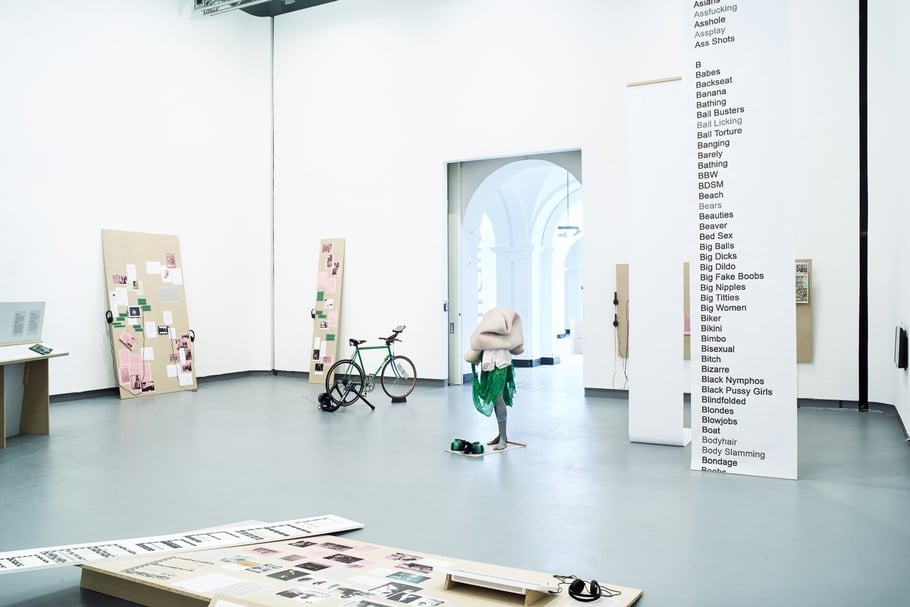 2018年，KdK集體展覽實踐「RE: Bachelor Machines」展覽現場，於德國萊比錫HGB藝廊。（Photo by Roman Häbler）