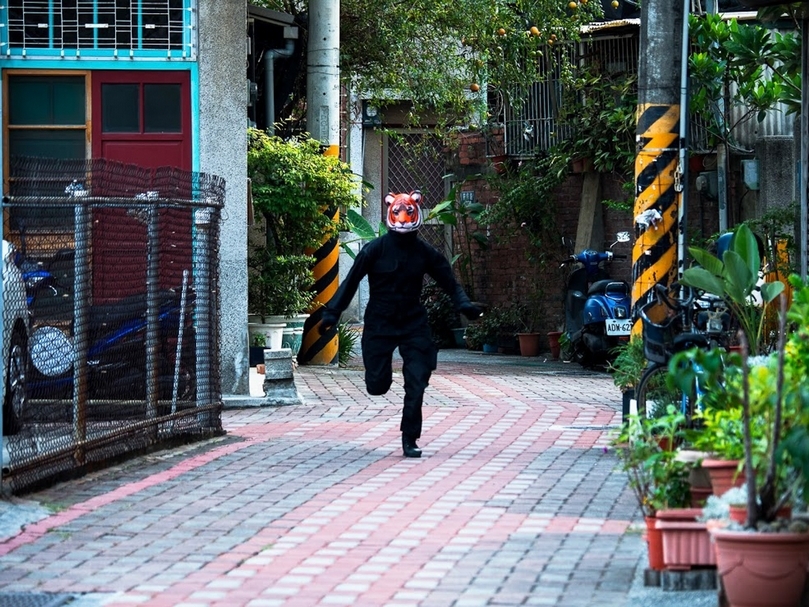 丹麥藝術家姬特．強森（Kitt Johnson）的《層中隙》由五段設置於臺南老城區中西區街區中的表演串起，演出者為姬特．強森。（攝影／許斌）