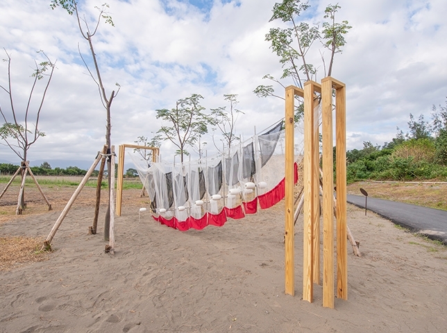 《風魚 The Wind Fish》｜木構、漁網、浮球、金屬配件 Wood structure, net, ball floats, and metal pieces｜蔣馥聯｜圖片來源：漫行沙丘－2019壯圍沙丘地景藝術節官網