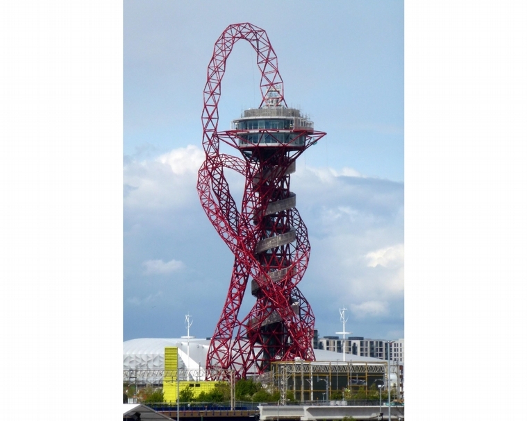 安尼施．卡普爾（Anish Kapoor）為奧運所建的阿塞洛米塔爾軌道塔（ArcelorMittal Orbit）。（"File:ArcelorMittal Orbit, April 2012.jpg" by Cmglee is licensed under CC BY-SA 3.0 ）