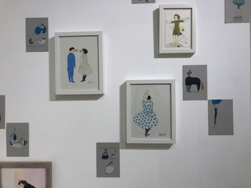 展覽除了人偶之外，還有它們的前身的速寫和插畫作品