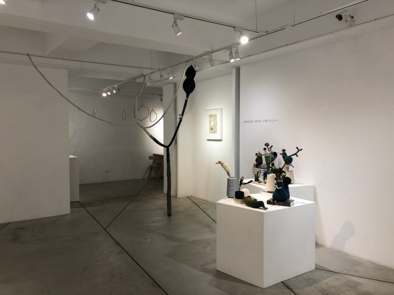 展場一隅。還有一棵樹呢！