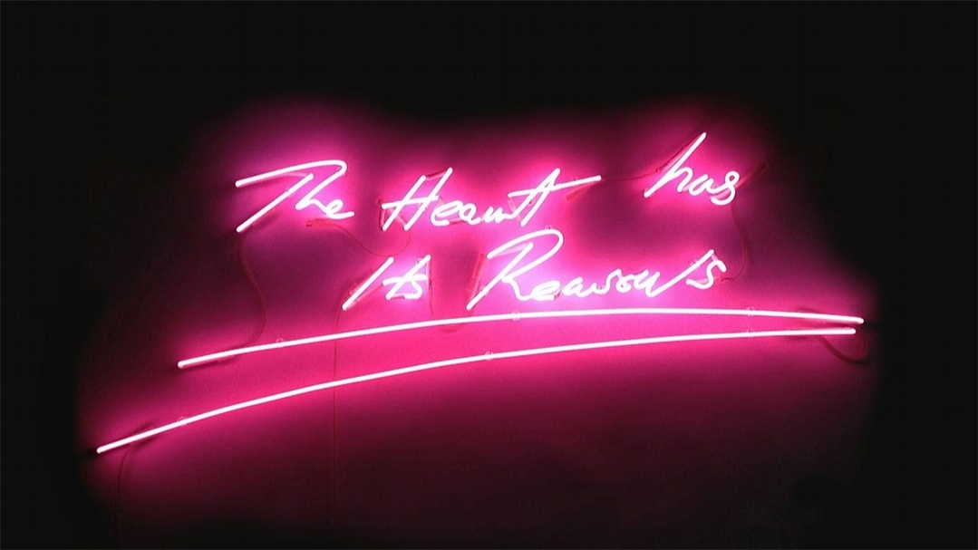 翠西．艾敏（Tracey Emin）《 The Heart Has Its Reasons 》，霓虹燈裝置，57.1 × 140 cm，2013，估價：90萬至120萬港元。（華藝香港提供）
