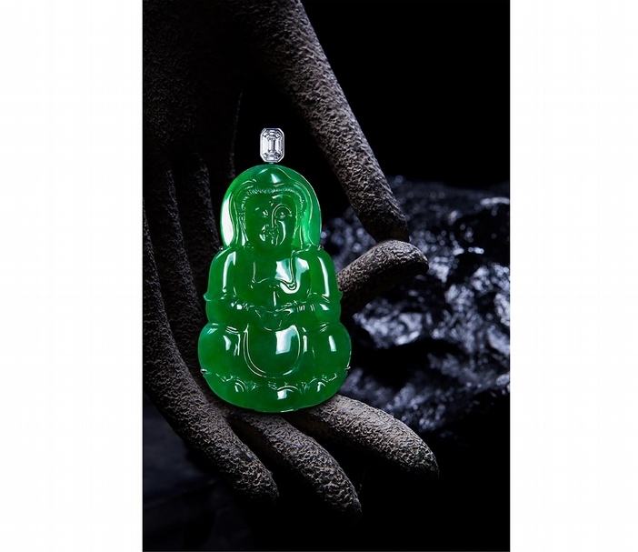 天然翡翠「觀音」配鑽石吊墜 ，18K 白金，天然翡翠觀音吊墜，觀音尺寸約 70×45×8 毫米，配重約4.20克拉圓形及方形鑽石，吊墜長約7.8 厘米。估價：800萬至1,000萬港元。（華藝香港提供）