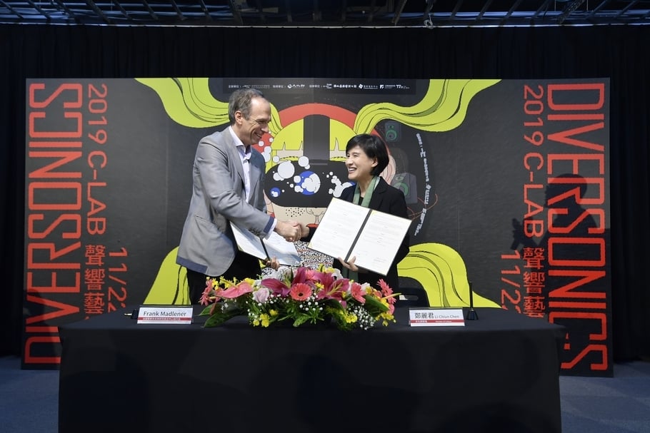 文化部長鄭麗君與IRCAM執行長法蘭克．馬德內（Frank Madlener）於記者會中簽署合作意向書。（空總台灣當代文化實驗場提供）