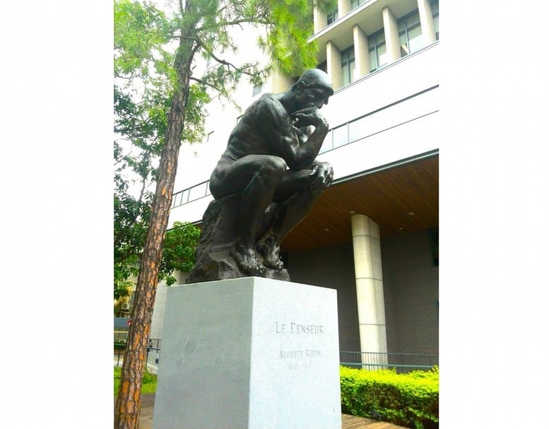 國立清華大學《沉思者》雕塑。（©國立清華大學校友服務中心）