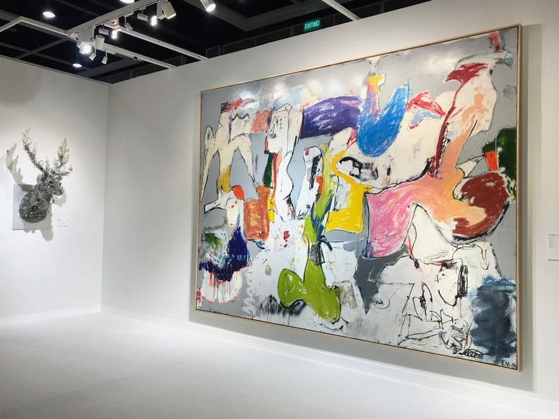 美國當代藝術家艾迪‧馬丁內斯大型作品《高空飛行的鳥》拍出1,572萬5千港元成交價，大舉刷新藝術家拍賣紀錄，可謂「二十世紀及當代藝術晚間拍賣」大黑馬（右）。（攝影／楊椀茹）