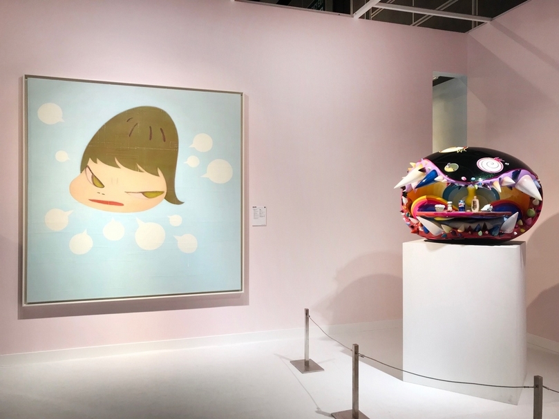 奈良美智《Angry Blue Baby》（左）以1,812萬5千港元成交，而村上隆與與菲瑞‧威廉斯合作的《The Simple Things》則以2,172萬5千港元成交價登上「HI-LITE」專場榜首。（攝影／楊椀茹）