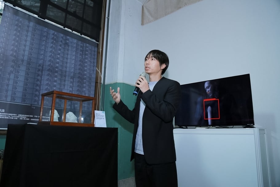 編舞家黃翊解說「靈魂的標本」與「生理感測」計畫。(文化部提供)