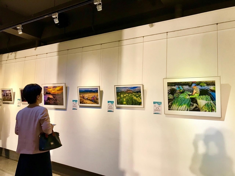 「2019臺灣銀行藝術季-攝影季」頒獎典禮現場展出獲選作品,吸引民眾駐足欣賞。(攝影/楊椀茹)