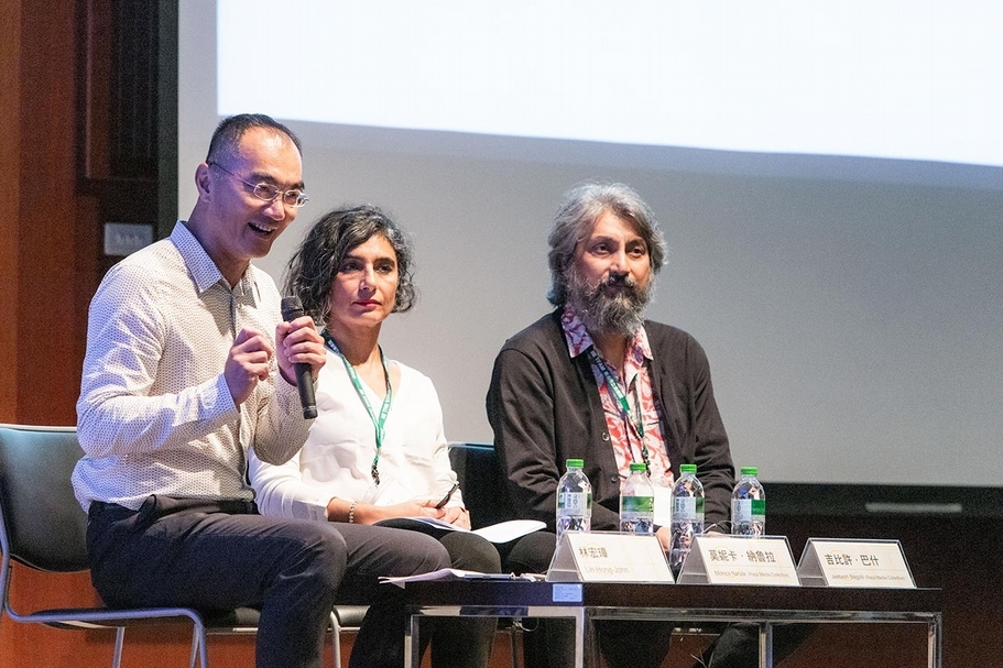瑞克斯媒體小組（Raqs Media Collective）於專題演講後進行觀眾提問，左起：主持人林宏璋、莫妮卡．納如拉（Monica Narula，左）和吉比什．巴什（Jeebesh Bagchi，右）。（臺北市立美術館提供）