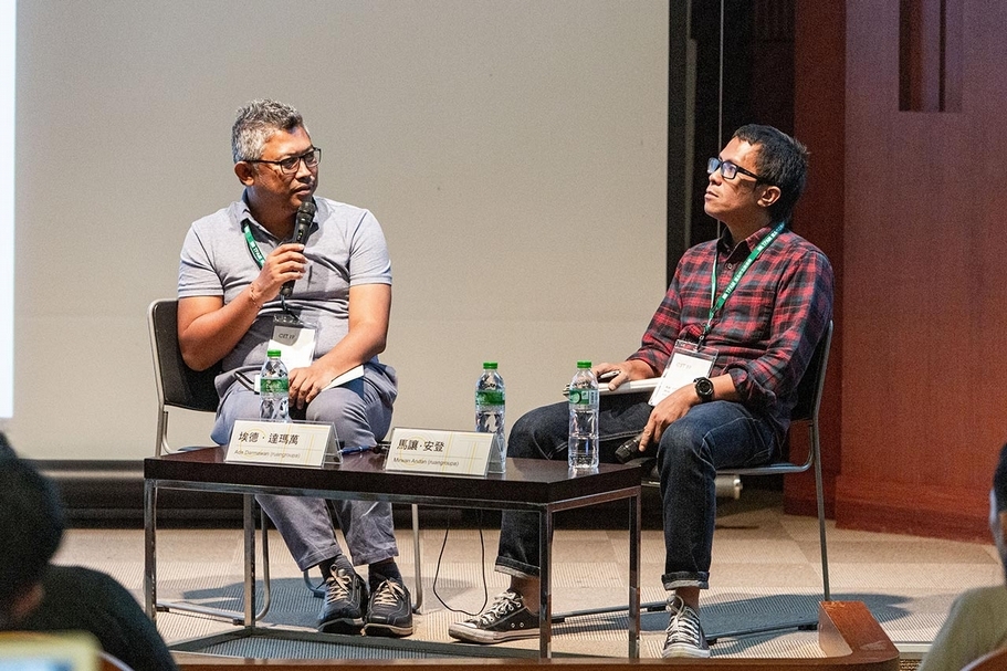 印尼當代藝術團體Ruangrupa成員，埃德．達瑪萬（Ade Darmawan，左）和馬讓．安登（Ｍirwan Andan，右）以互相問答的形式，談述生命歷程及策展經驗。（臺北市立美術館提供）