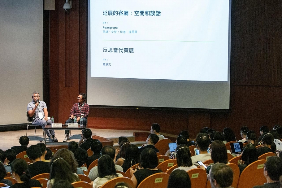 印尼當代藝術團體Ruangrupa的埃德．達瑪萬（Ade Darmawan，左）和馬讓．安登（Ｍirwan Andan，右）以「延展的客廳：空間和談話」作為講題。（臺北市立美術館提供）
