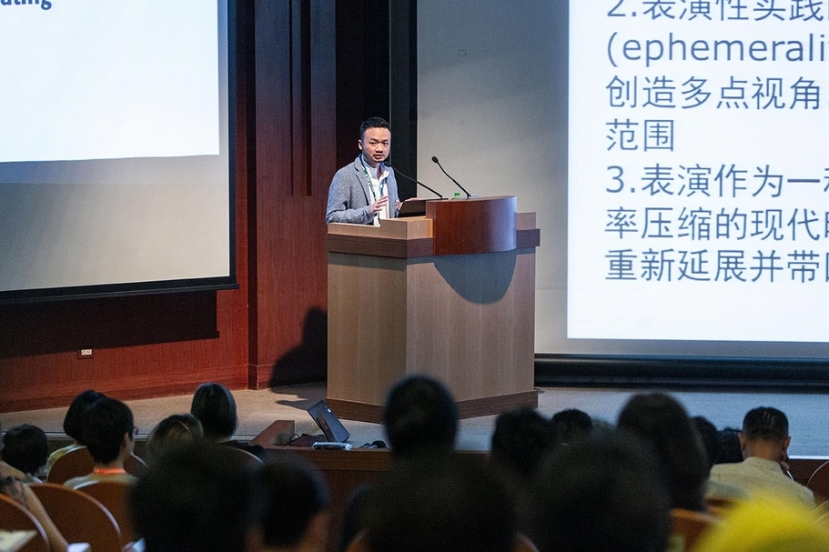 上海外灘美術館資深策展人謝峰嶸，以中國當代美術館機構中策劃實踐的新嘗試為主要講談內容。（臺北市立美術館提供）