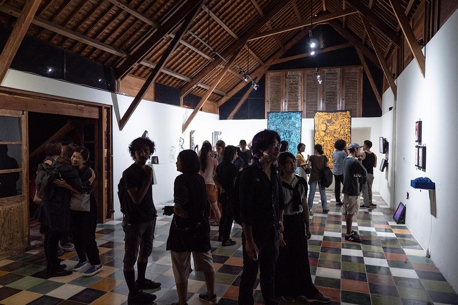 2019年陳湘汶策劃「情書.手繭.後戰爭」於日惹展出現場。(陳湘汶提供)