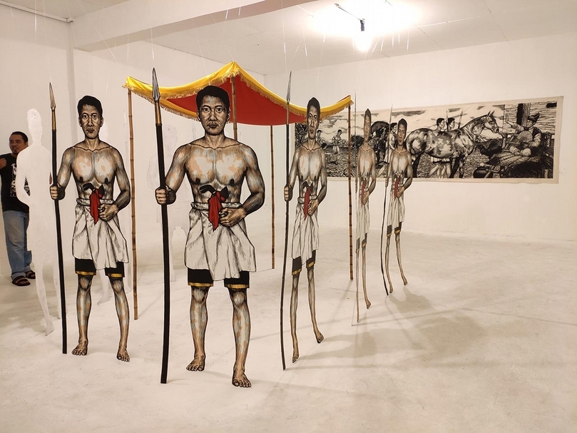 藝術家穆利斯．盧吉斯（Muhlis Lugis）的作品聚焦在傳說部落To Balo的故事上，To Balo直譯為「有條紋皮膚的人」。（葉佳蓉提供）