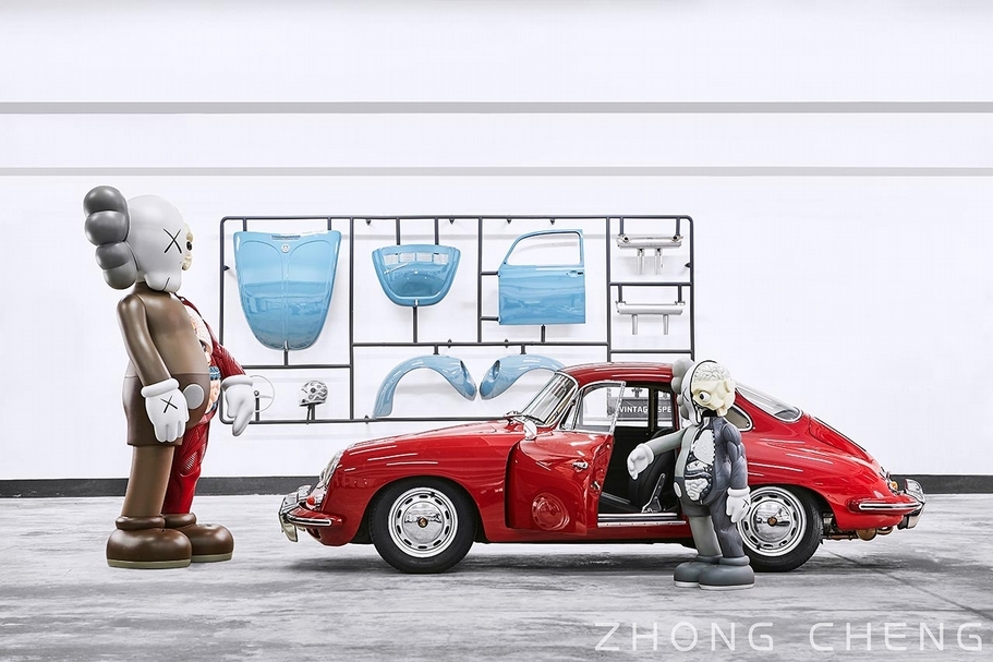 KAWS《同伴（Original Fake）》與VintageSpeed經典古董車巧妙結合，精彩地激發出跨界合作的趣味火花，同時散逸著跑車的強勁力道與藝術品的神秘氣息。（中誠拍賣提供）