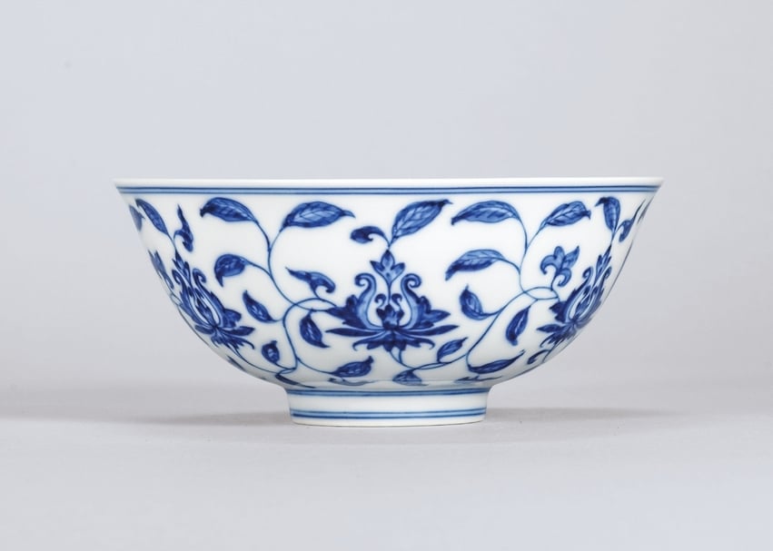 明成化《青花西番蓮紋宮盌》，估價600至800萬港元，成交價 1332萬5000港元。（佳士得提供）
