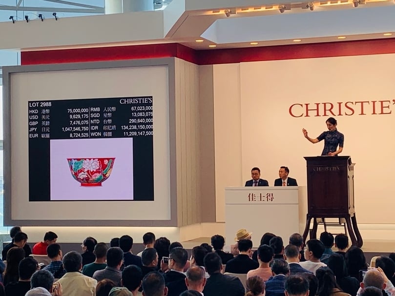 拍賣官喊出起拍價5,500萬港元，然而競價卻並無預料中踴躍，應價者顯得保守且考慮再三，最終由中國瓷器及藝術品部專家唐晞殷手中電話買家奪得。（攝影／張筠）