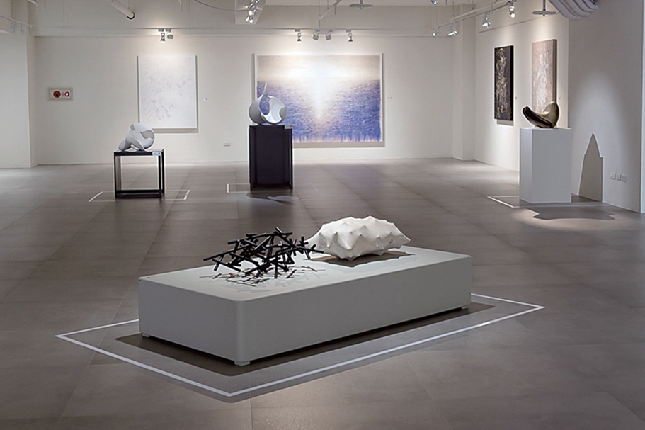 2015年「非凡.索卡25周年大展」的2樓展場以新銳當代藝術家作品為主。(索卡藝術中心提供)