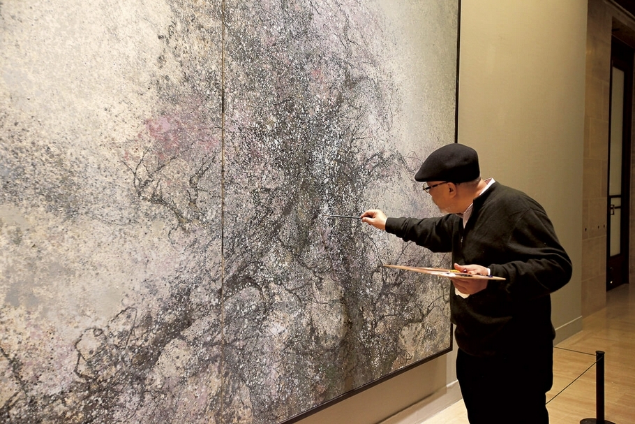 藝術家洪凌於中國美術館展覽,在展館現場創作。(索卡藝術中心提供)
