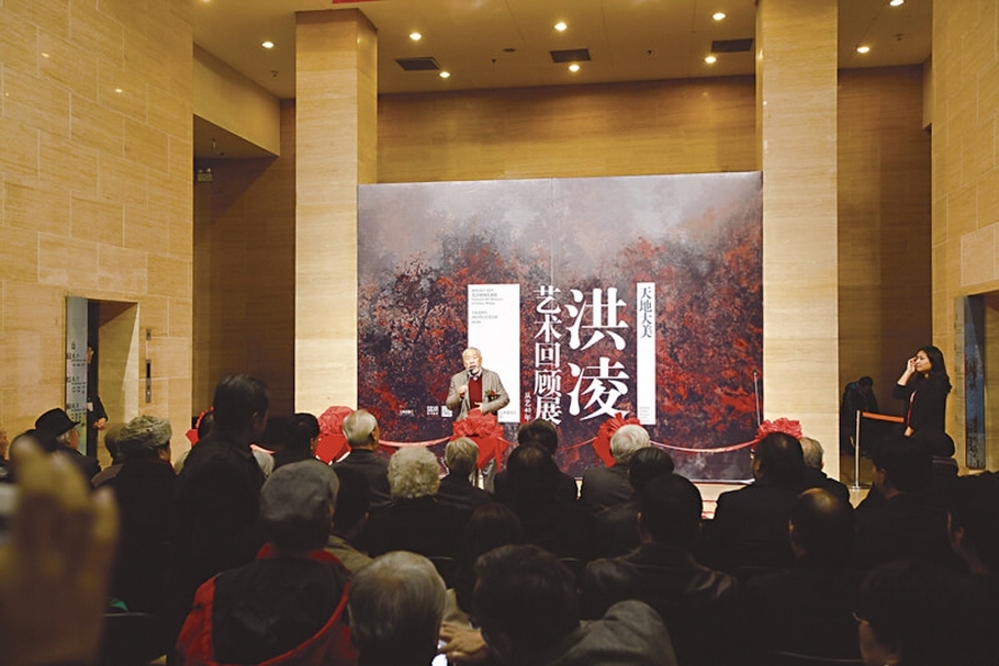 2015年,藝術家洪凌於其回顧展開幕中致辭。(索卡藝術中心提供)