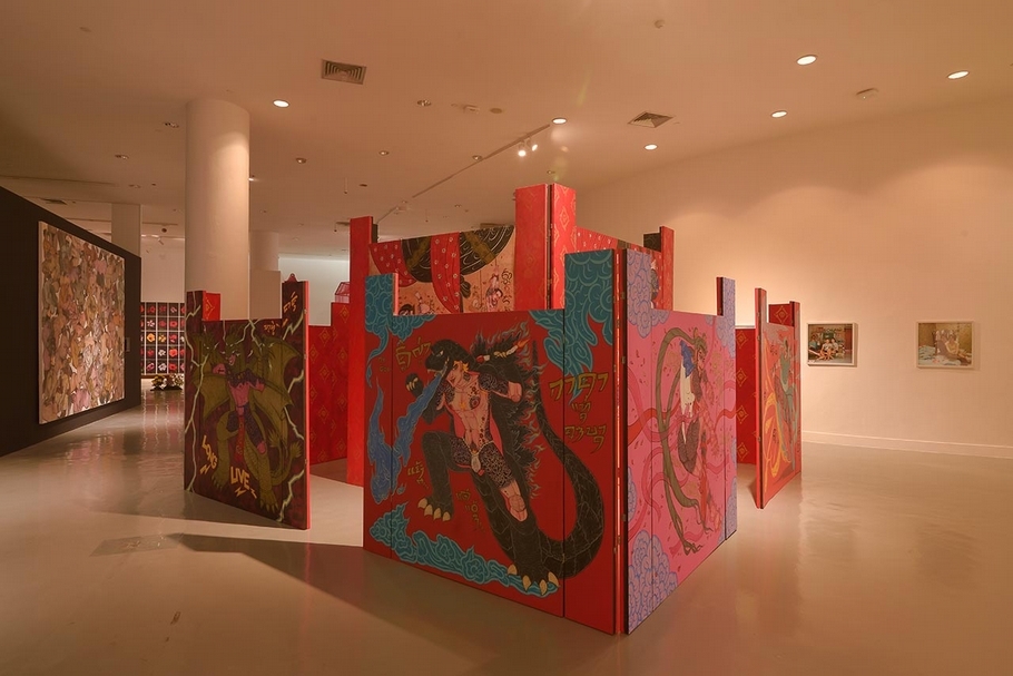 年輕藝術家Krissadank Intasorn在泰國土生土長,展出作品《Opal’s world》是其碩士畢業作品,這座紀念碑式規模的畫繪裝置,其實是一組複合的自畫像。強烈的色彩對比、妖魔造型結合日本漫畫與傳統壁畫敍事手法,形成既混雜又富於個人特色的風格。(© artist, BACC and Sunpride Foundation)