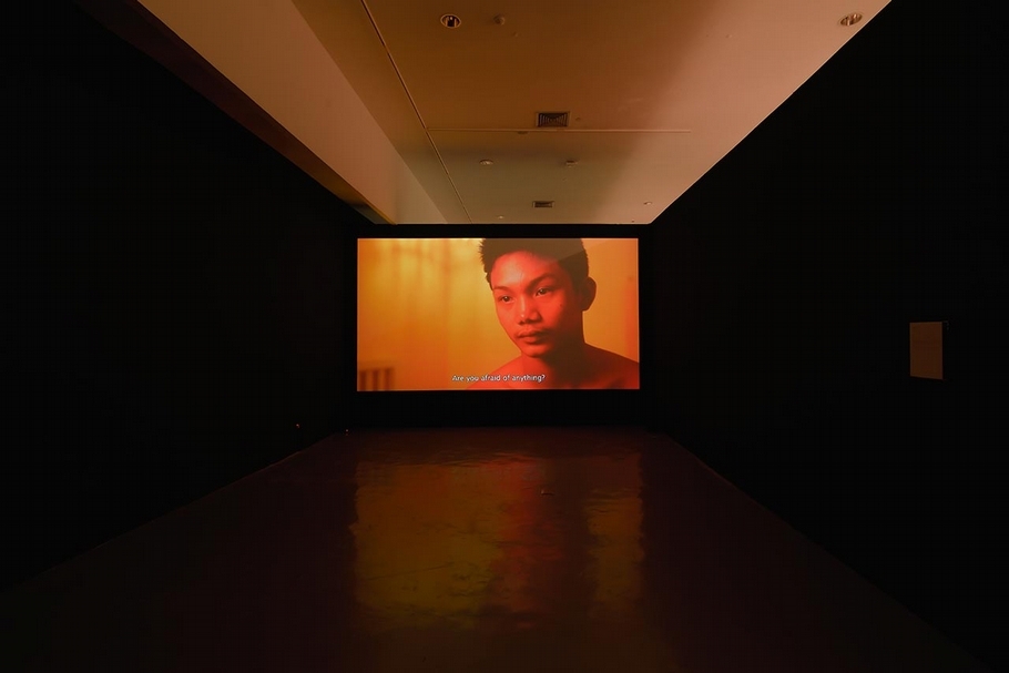 Ohm Phanphiroj的2010年舊作《未成年》(Underage)訪問曼谷街頭的童妓,除了追問他們賣淫的經驗與原因,還讓他們說出自己的夢想與恐懼,受訪者有名有姓,以平視的角度親近他們,避免讓其被受害者化。(© artist, BACC and Sunpride Foundation)