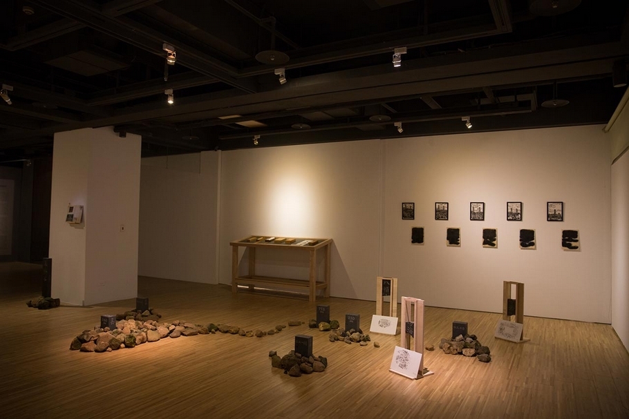 2015年「策展人培力＠美術館」，由賴駿杰策劃「基進的書寫形式」展覽現場，圖為秦政德的作品。（鳳甲美術館提供）