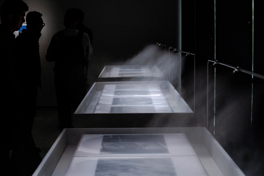 賴駿杰策劃的「玻璃總是要碎的」展覽現場，圖中作品為丁建中《水魂之霧：金湖萬善爺廟》，水霧影像裝置，2019。（Photo by Anpis Wang）