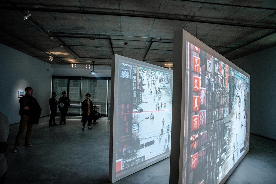 賴駿杰策劃的「玻璃總是要碎的」展覽現場，圖中作品為陳飛豪《明治大風災、葛樂禮與賀伯》，雙頻道錄像，2019。（Photo by Anpis Wang）