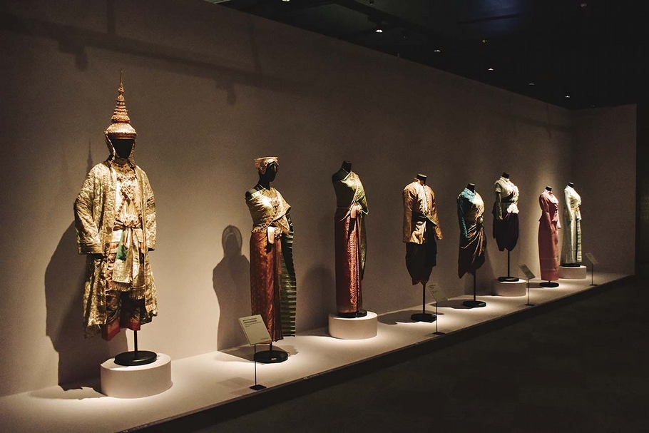 展覽第三單元「瑰麗的泰式衣秀」展場一隅。（攝影／余信賢）