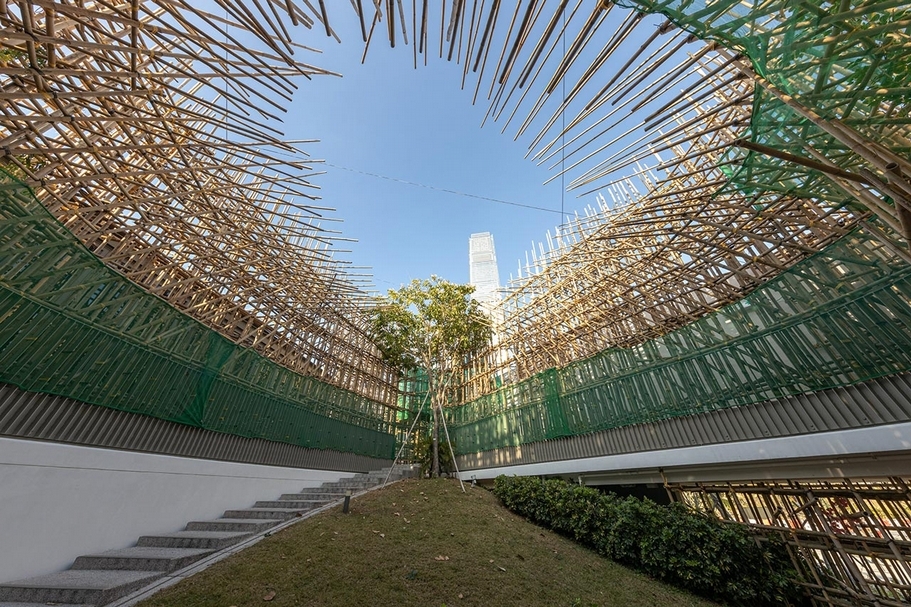 梁碩《山頂裏》 ，竹、塑膠網、人造樹枝 尺寸不一2019年，香港M+委約創作。（攝影／Winnie Yeung，香港M+提供）