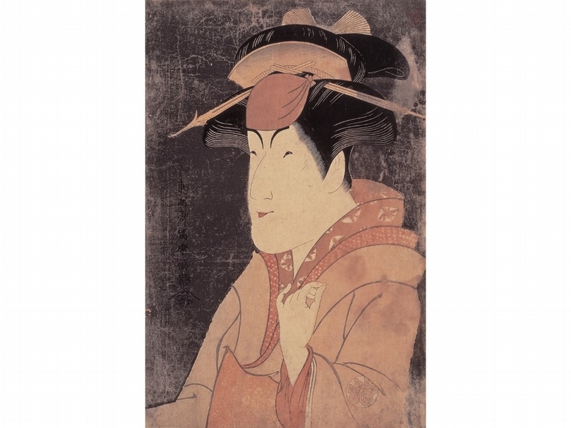 東洲齋寫樂《中山富三郎所飾宮城野》,大判錦繪,寬政六年(1794)。畫作中扮演女性的中山富三郎,眉毛呈現大弧形並向上吊,雙眼細小,伴著大大的鷹勾鼻與突出的下巴,以女裝來說算是非常奇異的相貌。富三郎有著「軟富」的綽號,小小的手為女裝演員特質,展現出溫柔的一面。其衣袖上的五三花桐圓圈裝飾,為富三郎的個人專用花紋。(文/中右 瑛,圖由時藝多媒體提供)