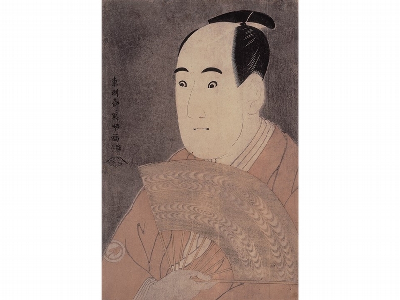東洲齋寫樂《三世大谷鬼次所飾川島治部五郎》,細判錦繪,寬政六年(1794)。本畫為寫樂第二期作品,描繪的是寬政六年(1794)七月的河原崎座狂言「二本松陸奧生長」。畫作背景採用薄墨平摺,表示時間是夜晚,寫樂描繪了畫中人物看到對方提燈的亮光,而想用袖子遮住臉的瞬間。畫中演員鬼次呈現弓狀站姿,雙眼上吊,有著碩大的鷹勾鼻,呈一字型的大嘴巴,從容貌可看出他大多飾演惡人的角色,這也展現出寫樂絕佳的描繪技術。(文/中右 瑛,圖由時藝多媒體提供)